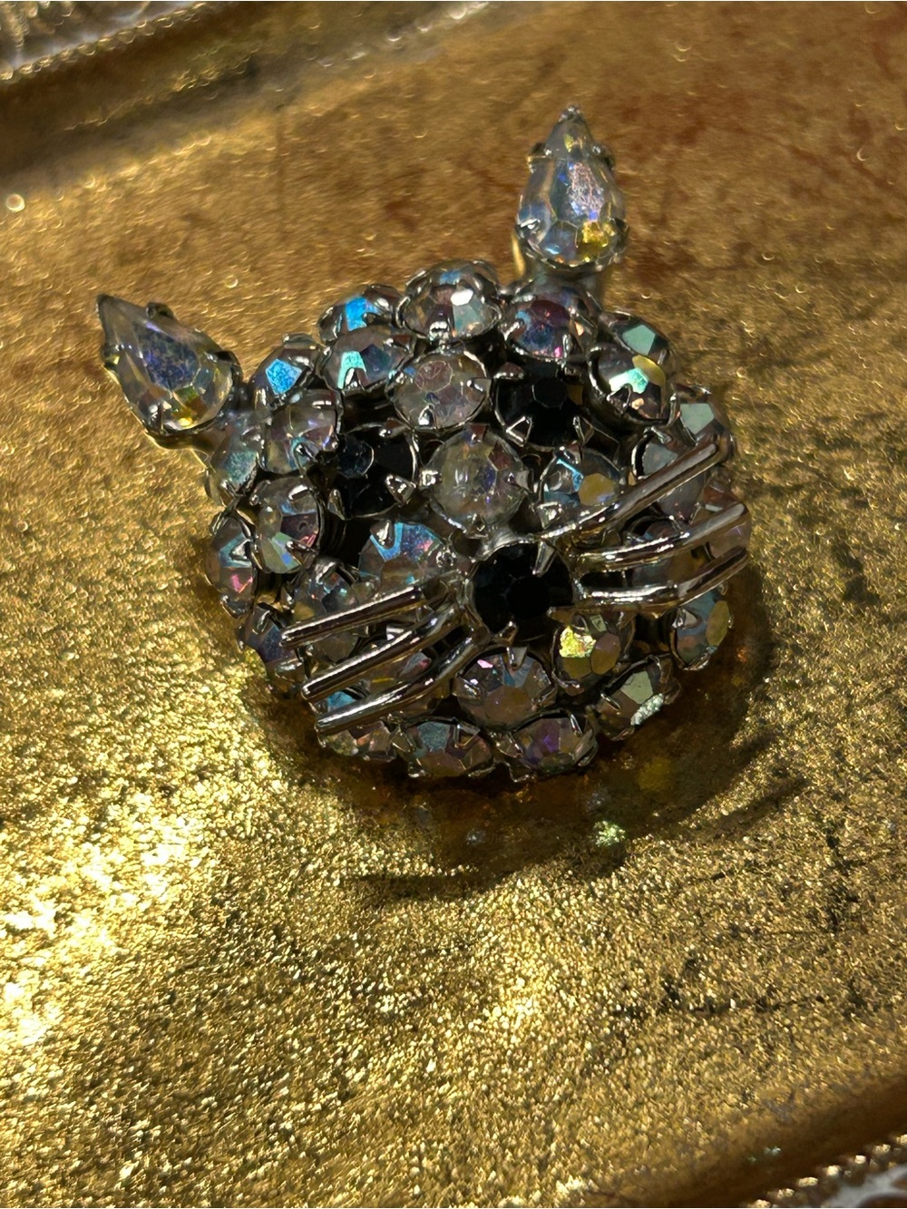 Adorable Vintage Warner rhinestone cat brooch